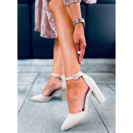Bombas en el post de Lauren Beige 4