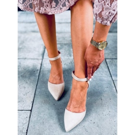 Bombas en el post de Lauren Beige 5