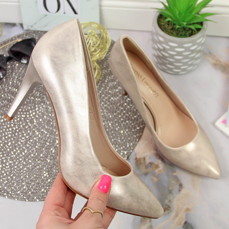 Bombas en un estilete dorado de Sergio Leone 1