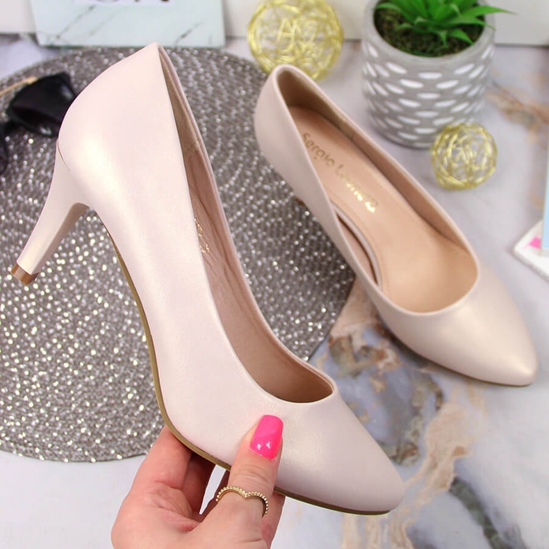 Bombas en un beige perla Sergio Leone dorado 1