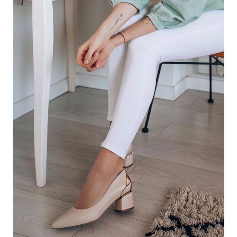 Marco Shoes Zapatos de salón en piel beige con estampado floral 1