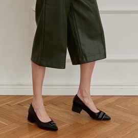 Marco Shoes Bombas negras con tacones bajos, decoración con chorros negro 1