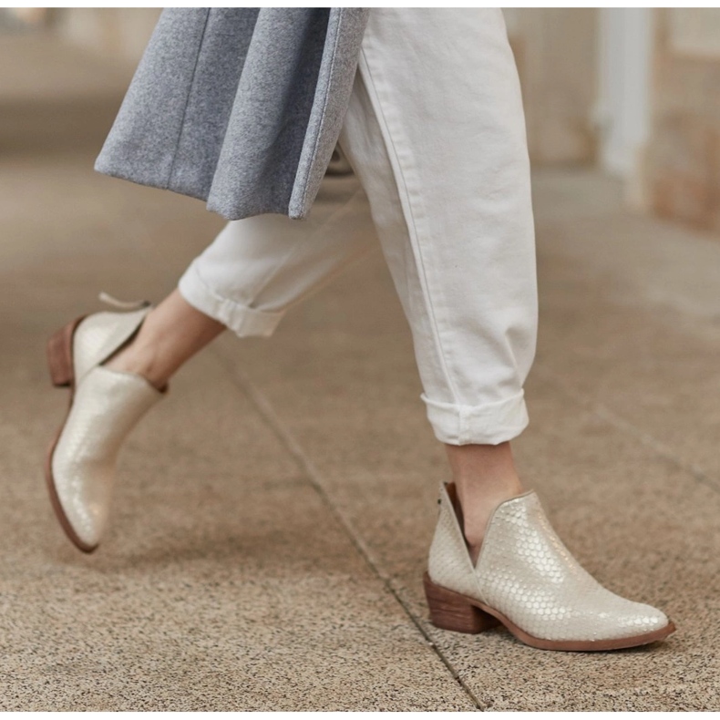 Marco Shoes Botines de ante natural con corte en V dorado 1 Marco Shoes Botines de ante natural con corte en V dorado 1