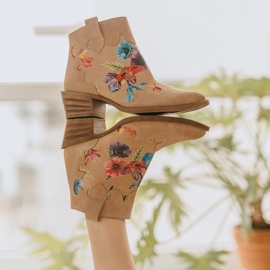 Marco Shoes Botas beige de ante natural con estampado floral 1