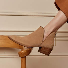 Marco Shoes Botas beige de ante natural con corte en V 1