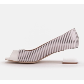 Marco Shoes Salón de mujer con rayas metálicas con frente abierto blanco plata 3