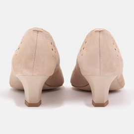 Marco Shoes Bombas de mujer con interesante perforación. beige 4