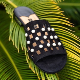 Marco Shoes Pantuflas de mujer elegantes con perlas y perforaciones negro 8