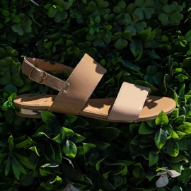 Marco Shoes Sandalias planas con laca y tacón metalizado beige 8