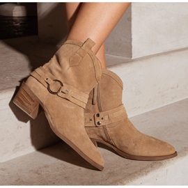 Marco Shoes Botas vaqueras Kaja con cinturón decorativo beige 8
