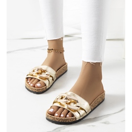 Babuchas Doradas con Cadena Derbi dorado 1