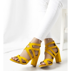 Sandalias amarillas en una publicación de Maddox amarillo 1