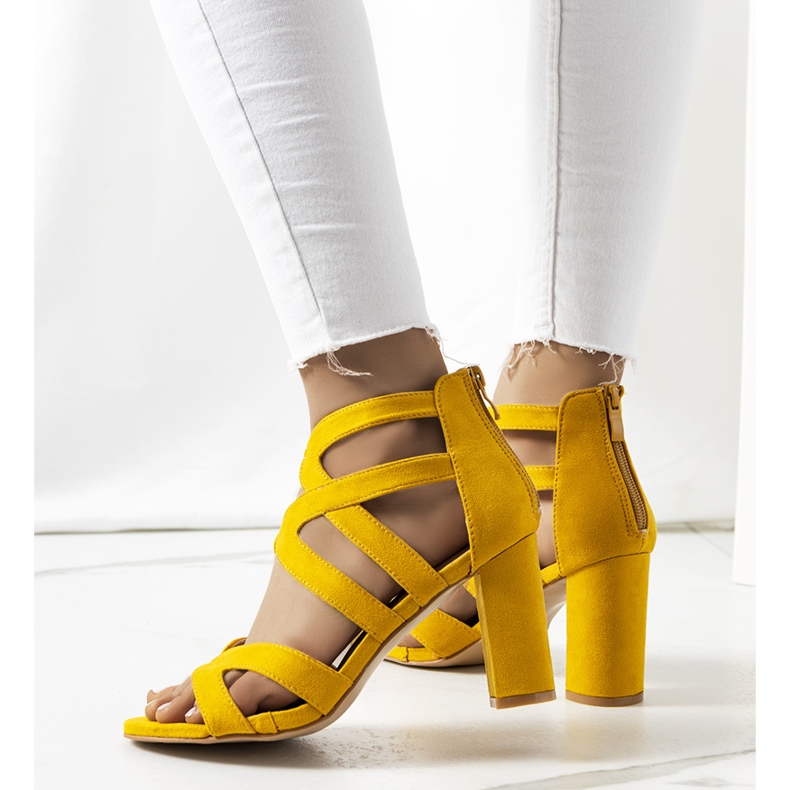 Sandalias amarillas en una publicación de Maddox amarillo 2