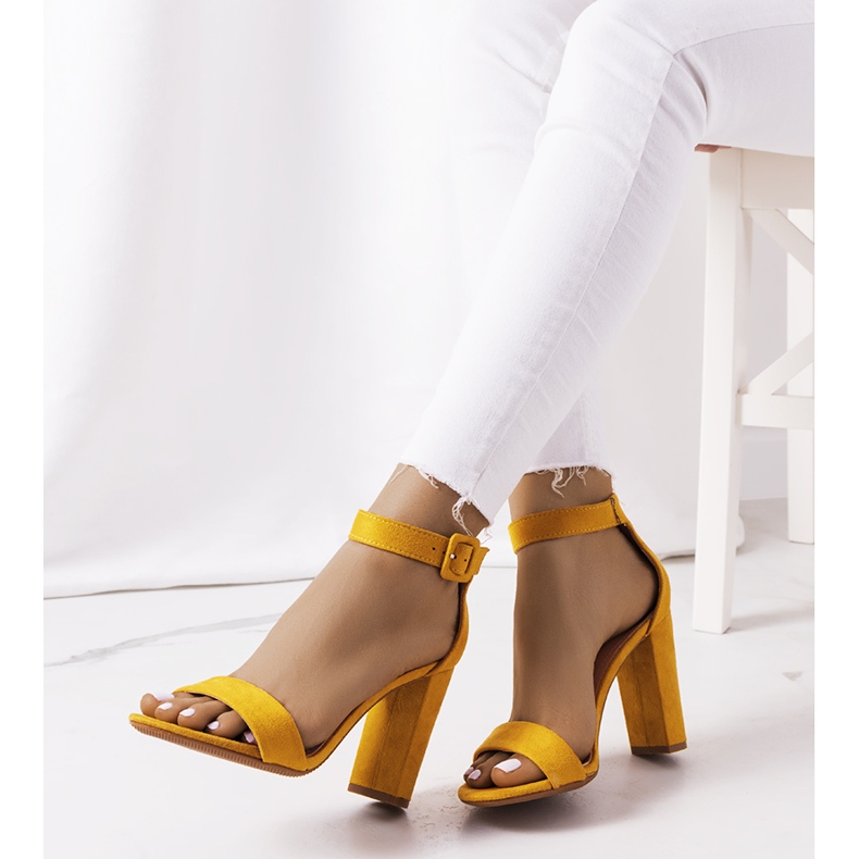 Sandalias amarillas en un puesto de Hopkins amarillo 1