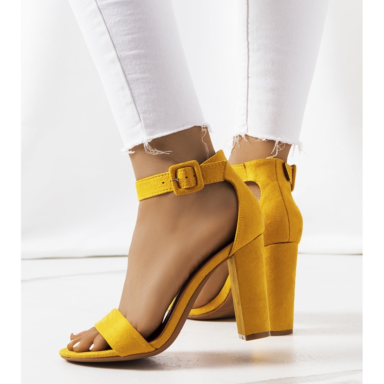 Sandalias amarillas en un puesto de Hopkins amarillo 2