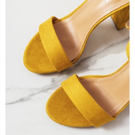 Sandalias amarillas en un puesto de Hopkins amarillo 3