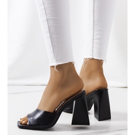Zapatillas negras en el puesto de Istila negro 2
