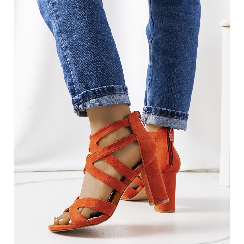 Sandalias naranjas en una publicación de Maddox 1