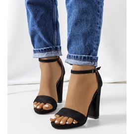 Sandalias negras en el puesto de Karida. negro 1