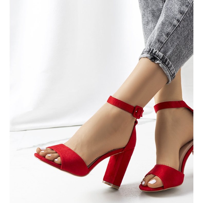 Sandalias rojas en el puesto de Doyle rojo 1 Sandalias rojas en el puesto de Doyle rojo 1