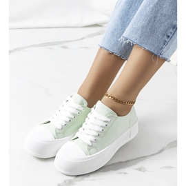 Zapatillas verdes en la plataforma Louisal 1