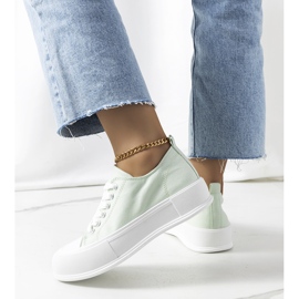 Zapatillas verdes en la plataforma Louisal 2