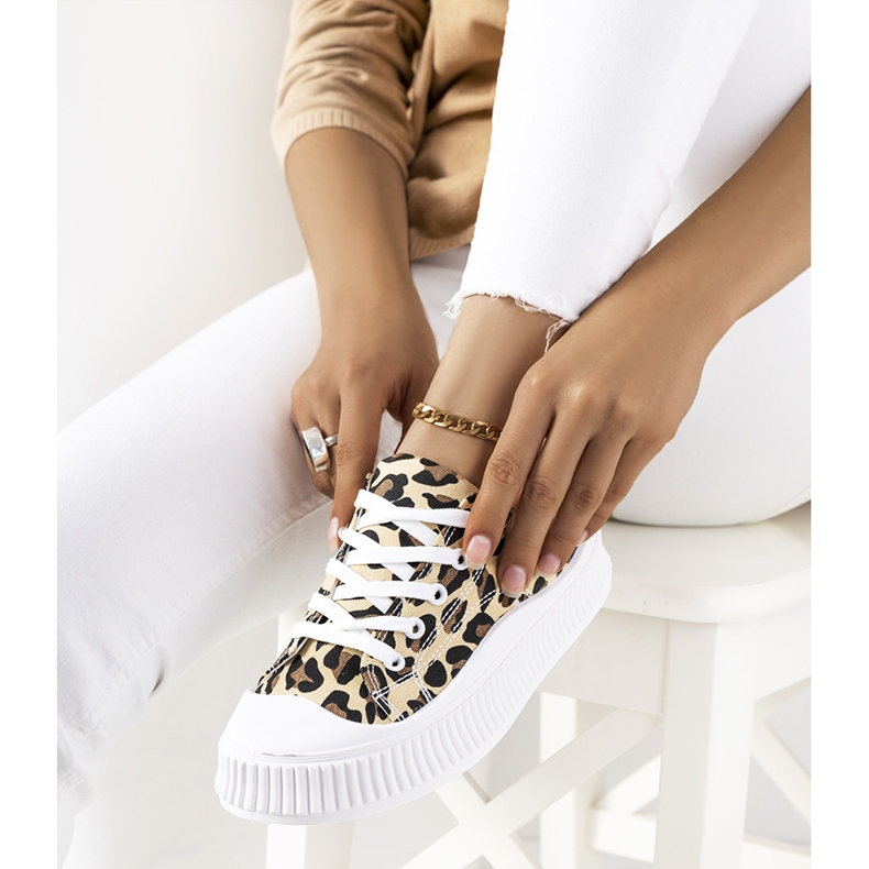 Zapatillas beige en la plataforma Chovka. marrón negro 1