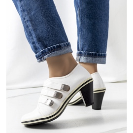 Zapatos blancos en el poste de Payla 1