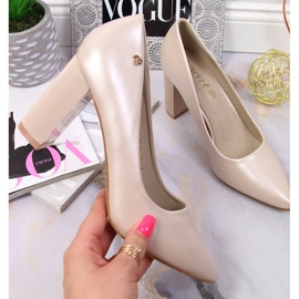 Bombas en el pilar beige perla Vinceza 1