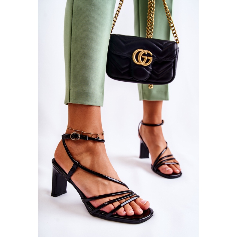 Sandalias Clásicas Lacadas Negras Con Tacón Milani negro 2