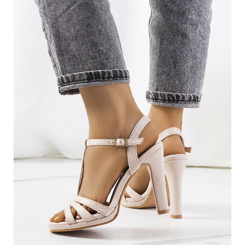 Sandalias beige en un puesto de Fossel 1