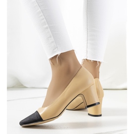 Bombas beige en el puesto de Henrie 2