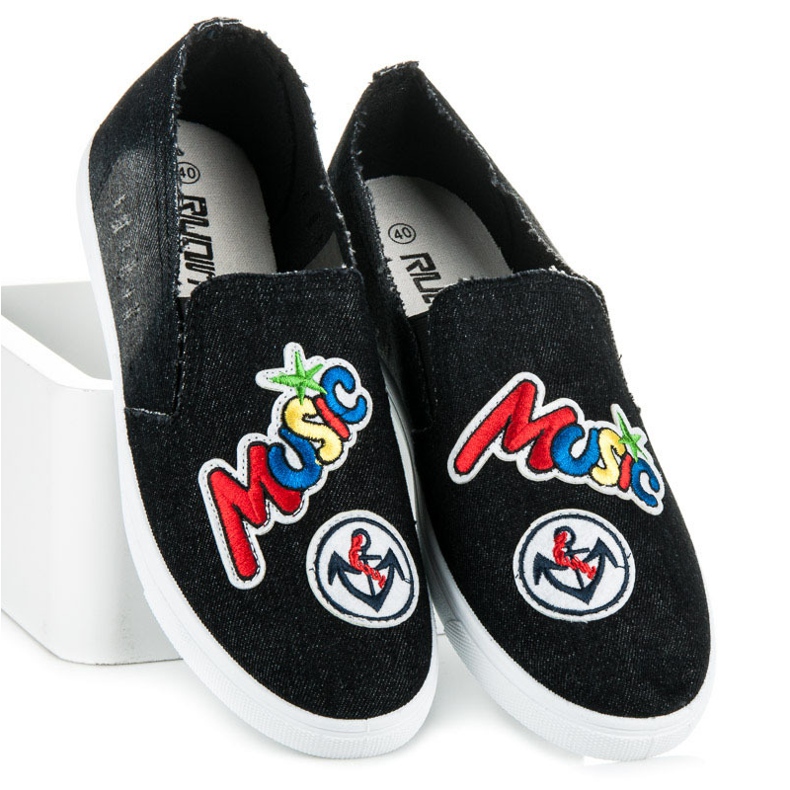 Slipons con parches negro 1