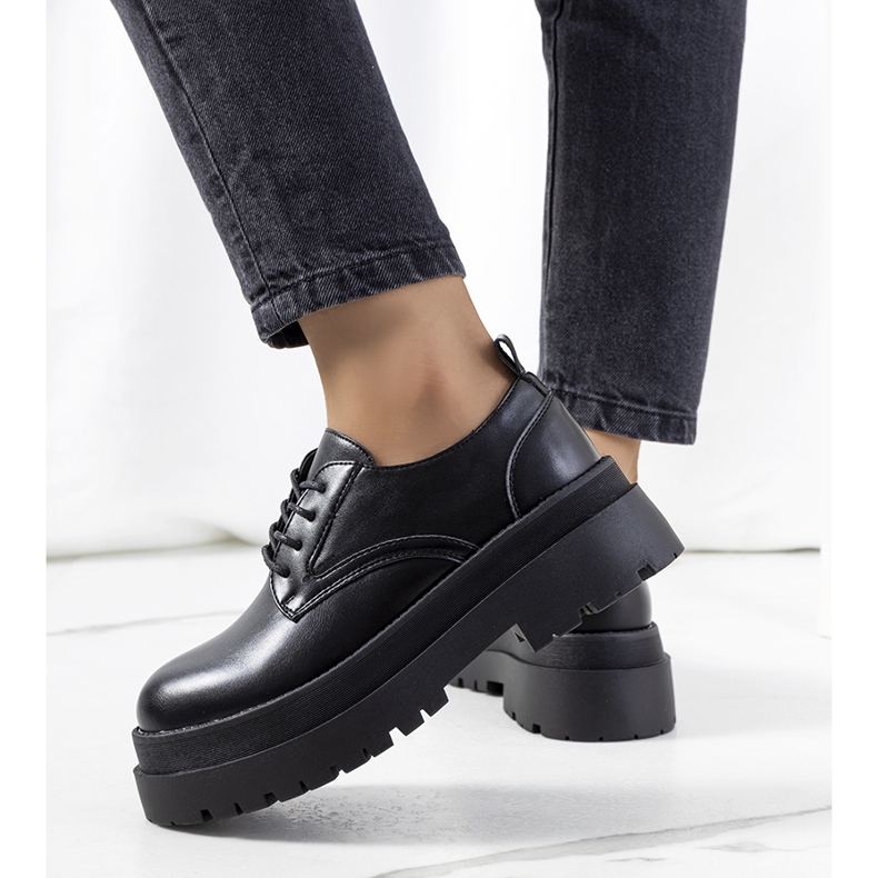 Zapatos negros en la plataforma Foxton 1