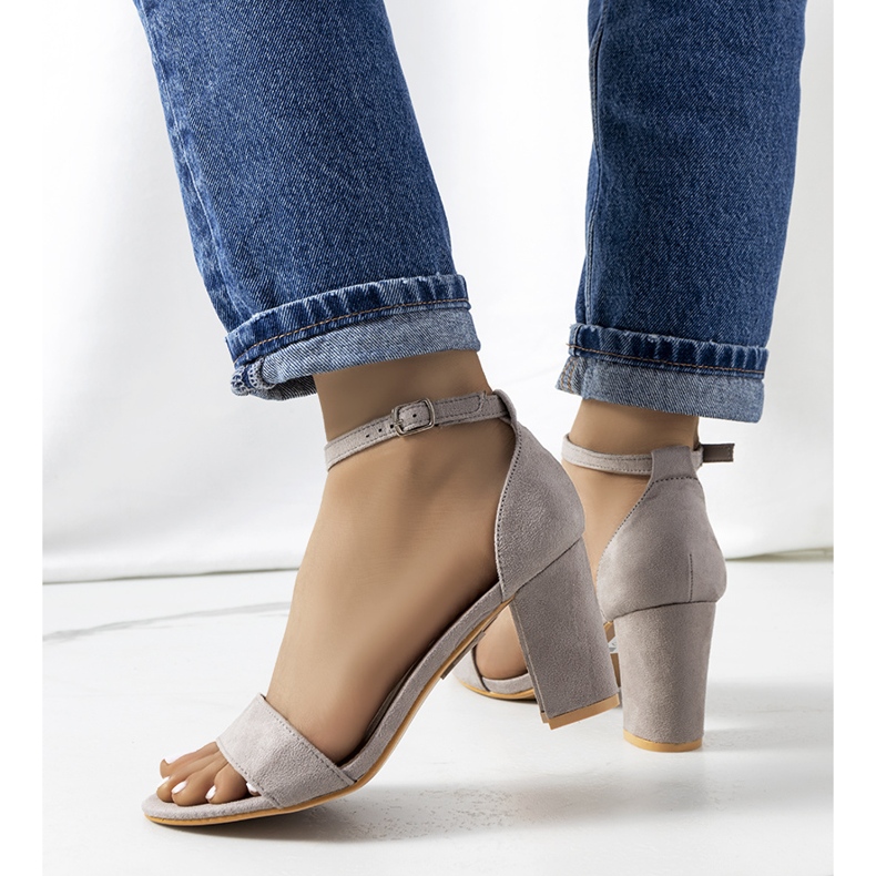 PA1 Sandalias grises en el puesto de Karella. amarillo 1