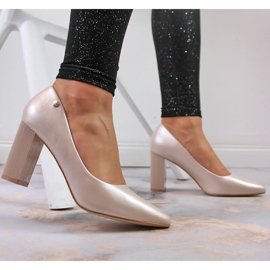 Bombas en el pilar beige perla Vinceza 4