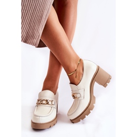 Zapatos de cuero en un pilar con una decoración dorada beige claro Mikeyla 2