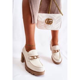Zapatos de cuero en un pilar con una decoración dorada beige claro Mikeyla 3