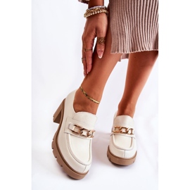 Zapatos de cuero en un pilar con una decoración dorada beige claro Mikeyla 1
