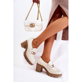Zapatos de cuero en un pilar con una decoración dorada beige claro Mikeyla 7