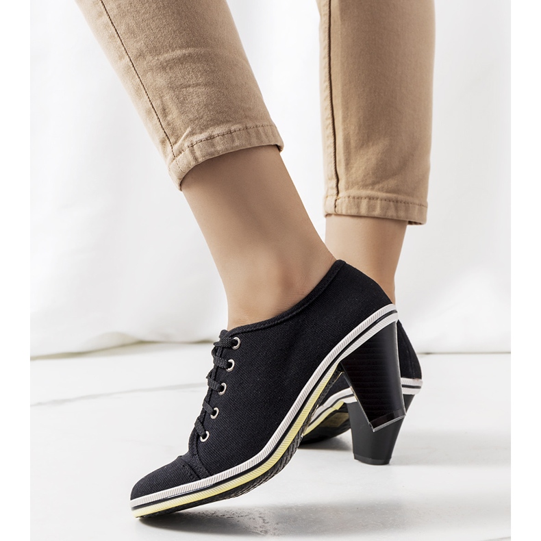 Zapatos brogue negros en el puesto de Belisle 1 Zapatos brogue negros en el puesto de Belisle 1