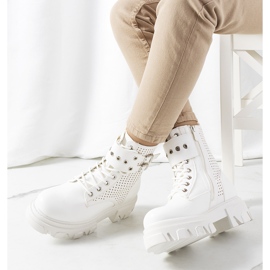 Botines blancos sobre suela trapezoidal de Rubeo 1