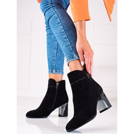 Botas negras clásicas en el puesto de Goodin negro 2