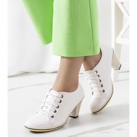 Zapatos brogue blancos en el puesto de Belisle 1