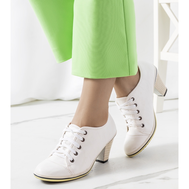 Zapatos brogue blancos en el puesto de Belisle 1