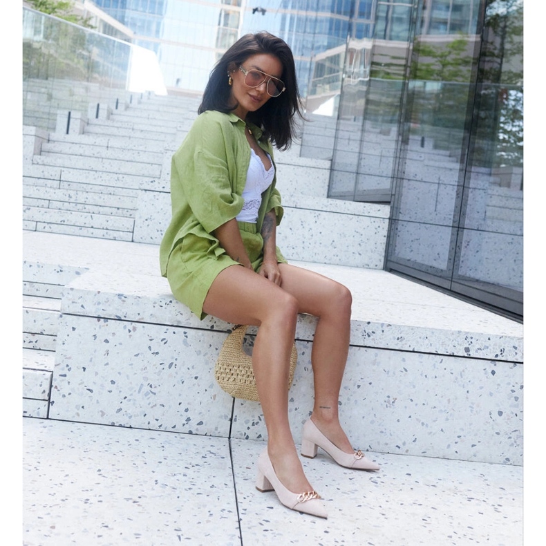 Bombas beige en el puesto Makka. 2 Bombas beige en el puesto Makka. 2