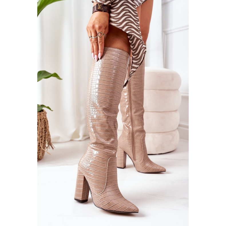 Botas de constancia beige oscuro de moda en una barra 1