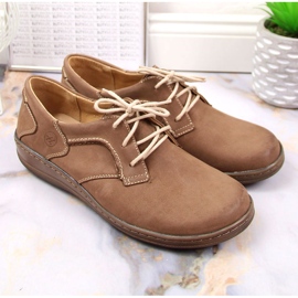Cómodos zapatos de mujer de piel en color beige Helios 715 4