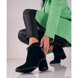Botas de ante negro en el puesto de W. Potocki 2