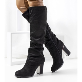 Botas negras en el puesto de Ives negro 1